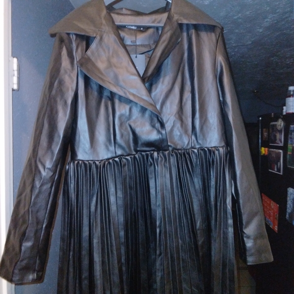 Kosmios black FauxLeather pleated dress size small - Picture 3 of 8
